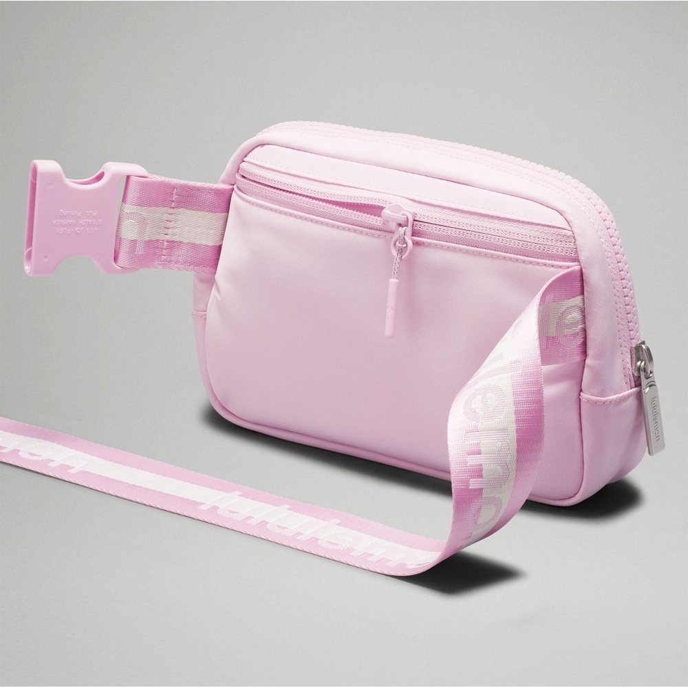 🆕 Lululemon Everywhere Belt Bag Wordmark - Vitapink/White Opal/White